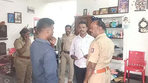 தங்க நகைகள் திருடு போனது தொடர்பாக போலீசார் விசாரணை