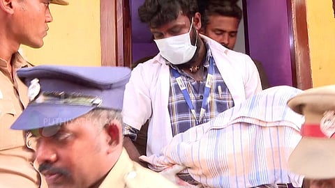 உடற்கூராய்விற்கு எடுத்துச்செல்லப்படும் கொல்லப்பட்ட குழந்தை