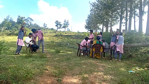 செல்போன் சிக்னலை தேடி வனத்திற்குள் செல்லும் மாணவர்கள்