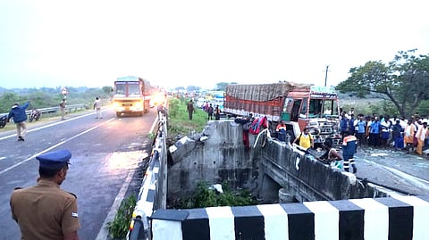 பேருந்து மீது லாரி மோதிய விபத்து