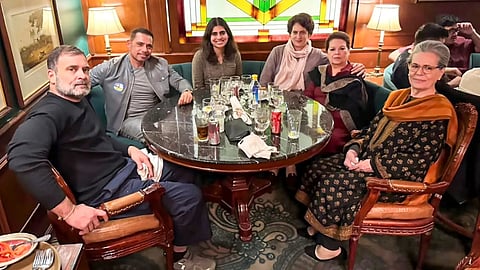 ராகுல் காந்தி - பிரியங்கா காந்தி - சோனியா காந்தி