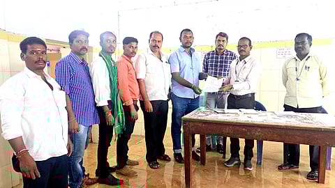 புகார் மனு அளித்த விவசாயிகள்