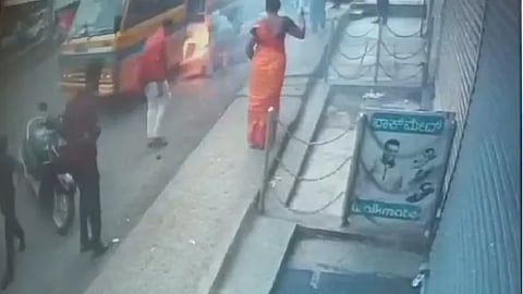 பெங்களூரில் பள்ளி பேருந்தில் மகனை ஏற்றியத்தாய் மின்சாரம் தாக்கி பலியான சம்பவம்