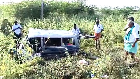 நின்றிருந்த கார் மீது வாகனம் மோதிய விபத்து