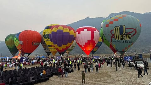 நேபாளத்தில் முதன்முறையாக ஹாட் ஏர் பலூன் திருவிழா கோலாகலமாக நடைப்பெற்றது. இதை பொது மக்கள் குழந்தைகளுடன் சென்று கண்டு களித்தனர்.