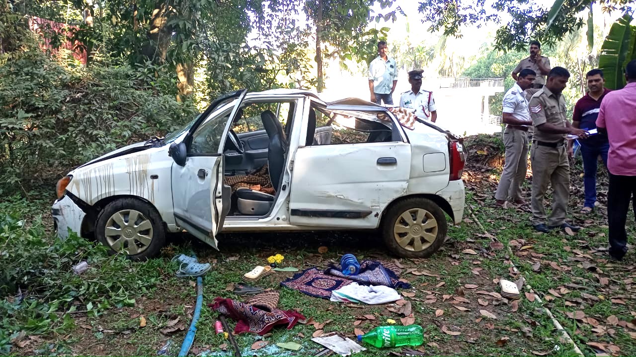 பள்ளத்தில் விழுந்த கார்