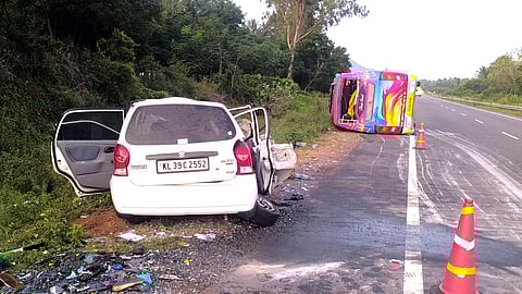 காரும் வேனும் நேருக்கு நேர் மோதிய விபத்து