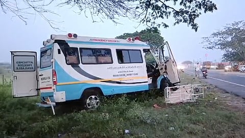 லாரி மீது ஆம்புலன்ஸ் மோதிய விபத்து