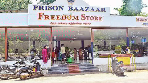 சிறைக்கைதி தயாரித்த பொருட்கள் விற்பனை