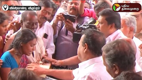 விழுப்புரம்: பள்ளி செப்டிக் டேங்க்கில் விழுந்து இறந்த குழந்தையின் உடலுக்கு அமைச்சர் நேரில் அஞ்சலி