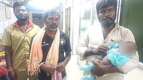 முட்புதரில் கிடந்த பெண் குழந்தையை பத்திரமாக மீட்ட ஆட்டோ ஓட்டுநர்கள்