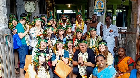 வெளிநாட்டு பக்தர்கள்