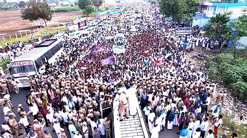 தடையை மீறி பொதுமக்கள் பேரணி