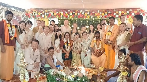 சித்தர் பீடத்தில் திருமணம் செய்துக்கொண்ட தம்பதியினர்