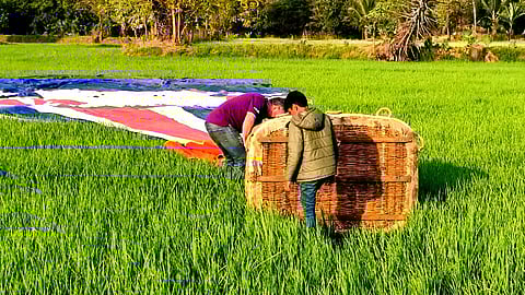 தடம் மாறி தரையிரங்கிய பலூன்