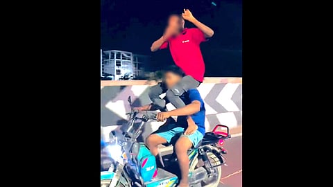 இருசக்கர வாகன சாகசத்தில் ஈடுபட்ட சிறுவர்கள்