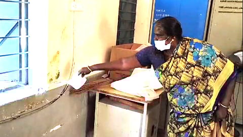 வகுப்பறைக்குள் மனிதக் கழிவை வீசிச் சென்ற மர்ம நபர்கள்