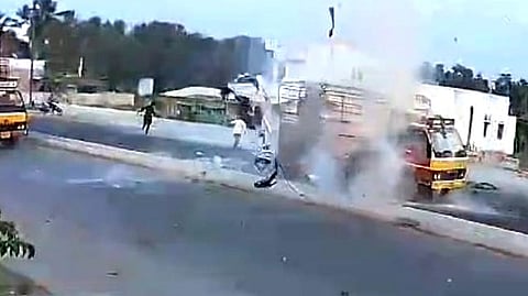 தீப்பற்றி எரிந்த லாரி