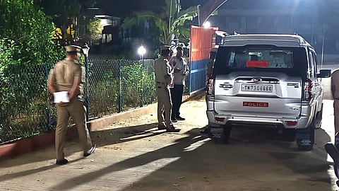 காவல் நிலையம் மீது பெட்ரோல் குண்டு வீச்சு