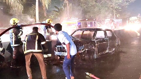 திடீரென தீப்பற்றி எரிந்த கார்