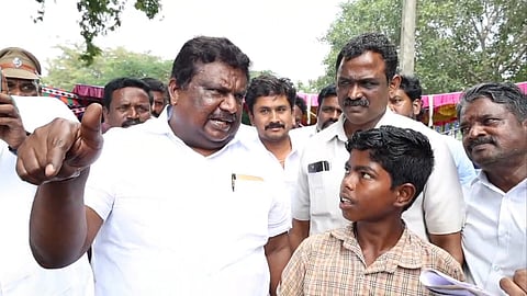 அமைச்சரிடம் மாணவர் புகார்