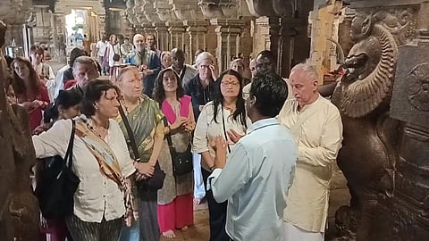 வெளிநாட்டு பக்தர்கள்