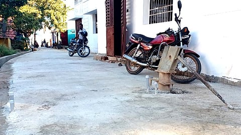 அடி பம்ப்-ஐ அகற்றாமல் அமைக்கப்பட்ட சிமெணட் சாலை