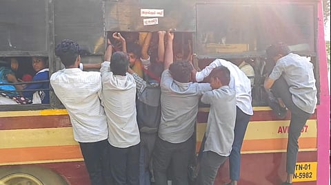 பேருந்தில் சாகச பயணம்