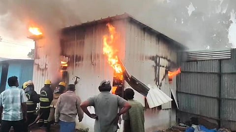 கடைகள் திடீரென தீப்பிடித்து எரிந்ததால் பரபரப்பு
