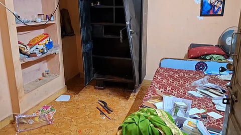 மிளகாய் பொடியை தூவி ரூ.3 லட்சம் பணம் 5 சவரன் நகை கொள்ளை