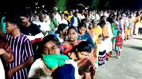 பக்தர்களுக்கு வழங்கப்பட்ட அசைவ விருந்து