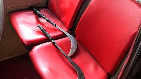 அரசு பேருந்தில் இடம் பிடிக்க வீச்சருவாளை போட்ட நபரால் பரபரப்பு