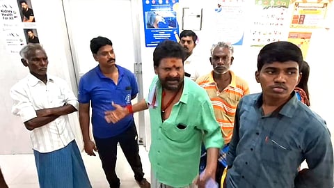 கஞ்சா கருப்பு மருத்துவமனை ஊழியர்களுடன் வாக்குவாதம்