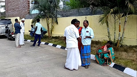 தந்தை வெட்டிக் கொலை - மகன் உட்பட மூன்று பேர் கைது