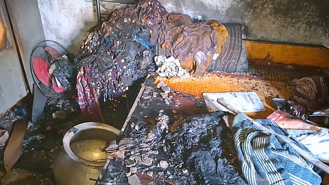 தீப்பற்றி எரிந்த வீடு