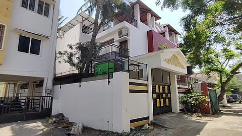 மாவட்ட பதிவாளர் வீட்டில் லஞ்சஒழிப்புத் துறை போலீசார் சோதனை