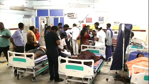 வேனும் நேருக்கு நேர் மோதிய விபத்து