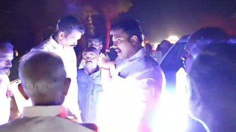 காயமடைந்தவர்களை மீட்டு மருத்துவமனைக்கு அனுப்பிய அமைச்சர் மதிவேந்தன்