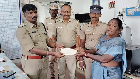 தங்கச் செயினை போலீசாரிடம் ஒப்படைத்த பெண் தூய்மைப் பணியாளர்