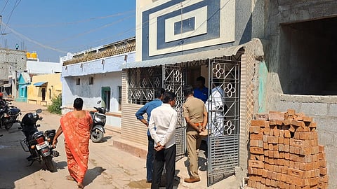 வீட்டின் பூட்டை உடைத்து 25 சவரன் தங்க நகை கொள்ளை