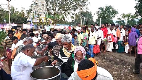 கோயில் திருவிழாவில் பரிமாறப்பட்ட கமகமக்கும் கறிவிருந்து