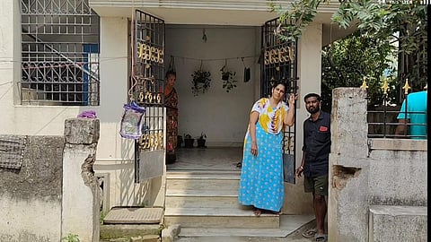 வீடு புகுந்து 10 சவரன் நகை கொள்ளை