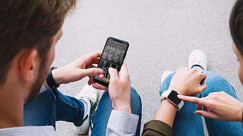 eye are affect after staring at cellphone on one hour