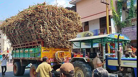 இருசக்கர வாகனம் மீது டிராக்டர் மோதிய விபத்து