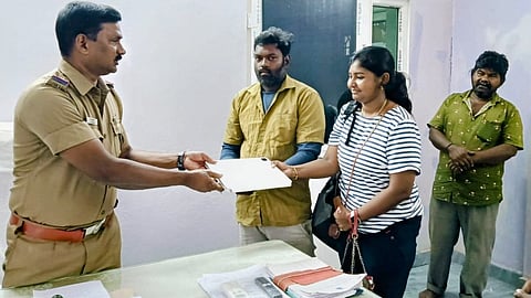 தவறவிட்ட ஐபேட் மற்றும் சான்றிதழை உரியவரிடம் ஒப்படைத்த ஆட்டோ ஓட்டுநர்