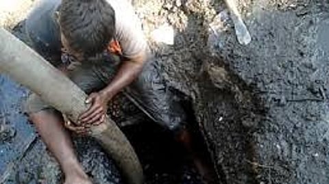 மனிதக் கழிவுகளை மனிதர்களே அள்ளும் அவலம்