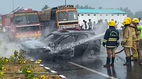 திடீரென தீப்பிடித்து எரிந்த கார்