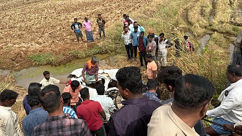 கார் மீது லாரி மோதிய விபத்து