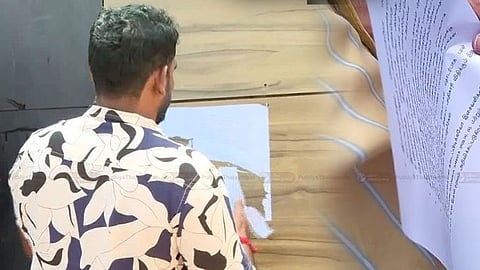 சீமான் வீட்டில் ஒட்டப்பட்ட சம்மன்... சில நிமிடங்களில் கிழித்த நபர்!