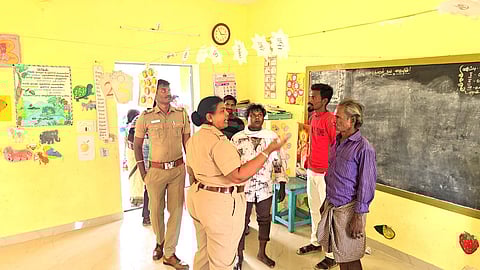 மேற்கூரைப் பூச்சு பெயர்ந்து விழுந்து 3 பள்ளி மாணவர்கள் காயம்